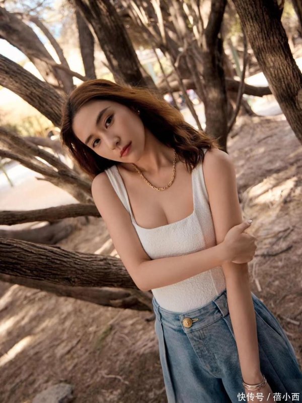 广州配资网 何超莲带火了一种夏日穿搭：镂空背心+阔腿裤，洋气又时尚