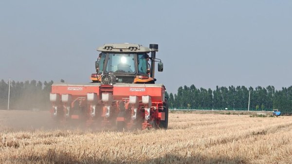 九鼎 铁犁不停歇，播种新希望——山东“三夏”抢收抢种忙