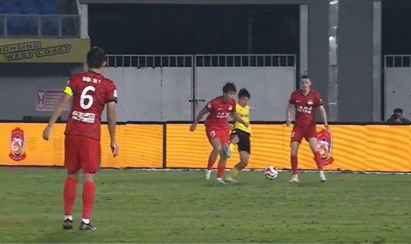 粤友钱配资 漏判点球！足协评议：河南队刘斌禁区被西海岸球员踢倒，应判罚点球