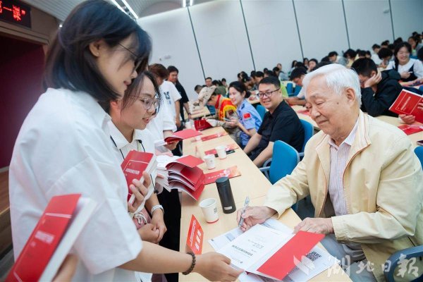 众诚速配 思政本科“专业第一课”，大学新生现场追”星“